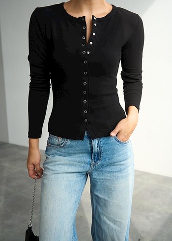 Çıtçıtlı siyah bluz - Görsel 3