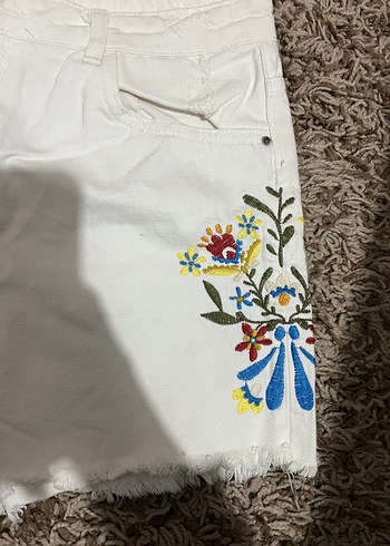 Nakışlı Beyaz Bohem Kadın Mini Kot Şort - Görsel 3