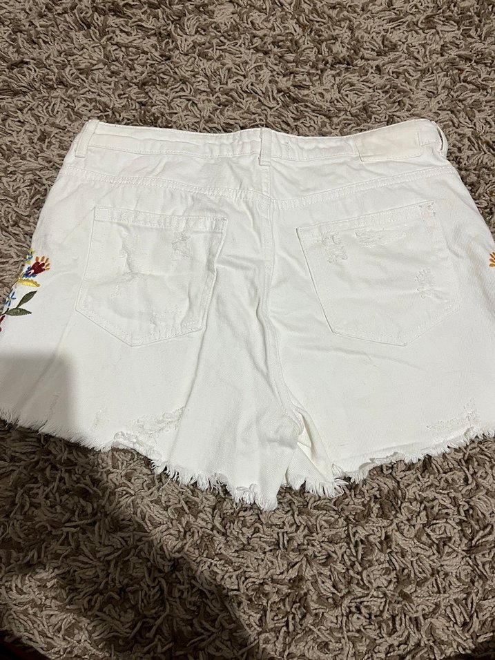 Nakışlı Beyaz Bohem Kadın Mini Kot Şort - Görsel 5