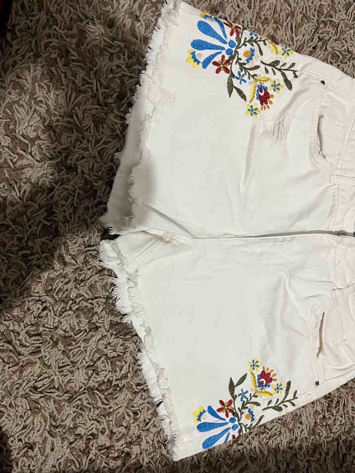 Nakışlı Beyaz Bohem Kadın Mini Kot Şort - Görsel 4