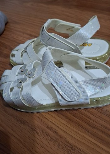 Beyaz Parlak Kız Çocuk Sandaletleri - Görsel 4