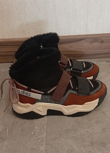Luvishoes markalı fermuarlı spor bot