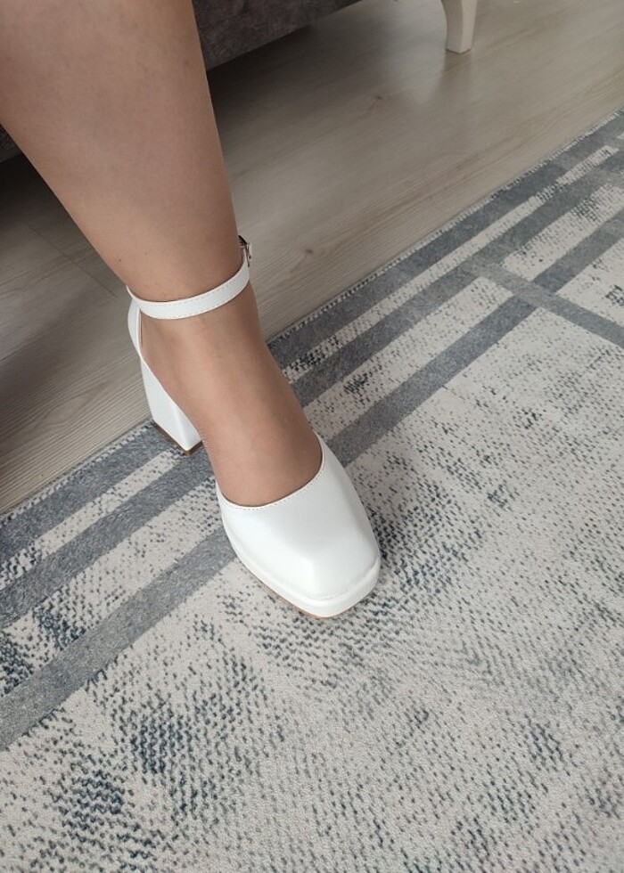 Beyaz kalın topuklu ayakkabı - Görsel 2