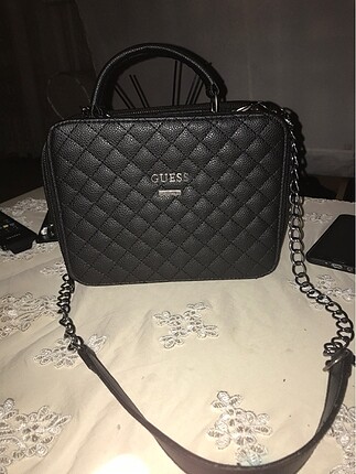 Guess kutu çanta