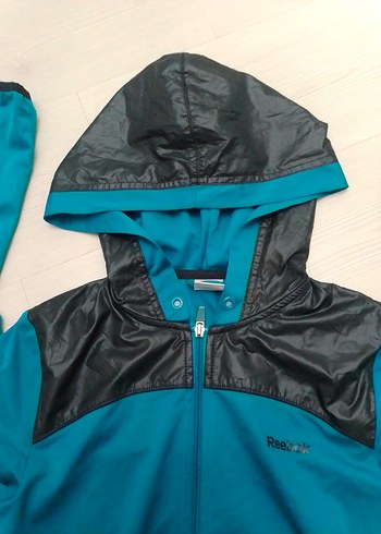 11-12 Yaş Beden orjinal Reebok.Kapüşonlu eşofman üstü