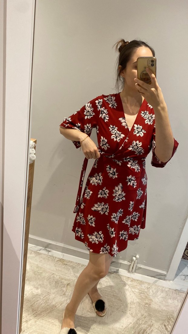 Kırmızı Çiçek Desenli V Yaka Midi Elbise - Görsel 2