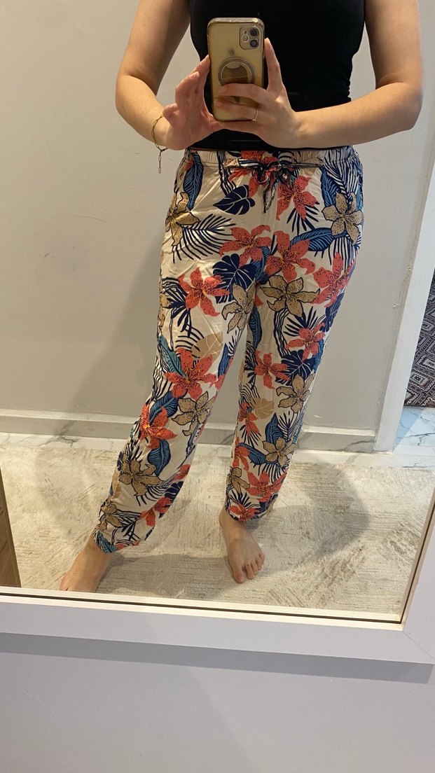 Çiçek Desenli Beli Kuşaklı Bol Kesim Pantolon - Görsel 2