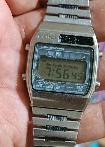 dijital Seiko erkek saati çalışıyor