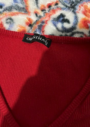 Kırmızı V Yakalı Kadın Kısa Kollu Tişört - Görsel 3