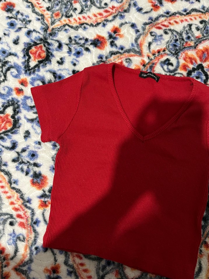 Kırmızı V Yakalı Kadın Kısa Kollu Tişört - Görsel 2