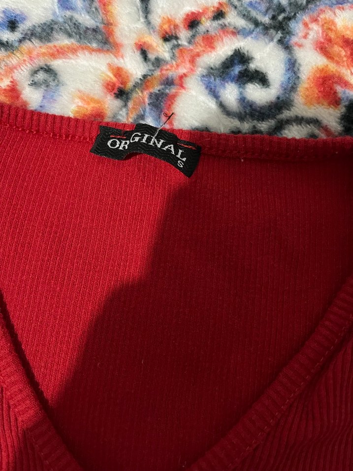 Kırmızı V Yakalı Kadın Kısa Kollu Tişört - Görsel 3