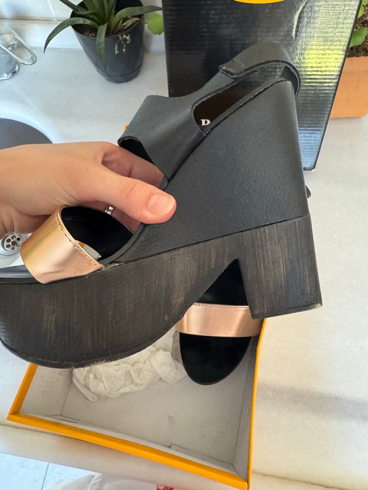 DERIMOD Siyah Dolgu Topuklu Kadın Sandalet - Görsel 2
