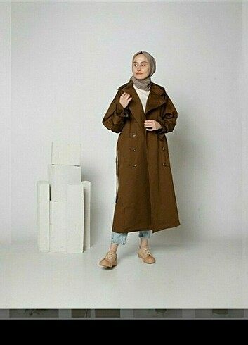 Bipavlova marka oversize vintage trençkot MUAZZAM nakit 