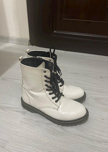 Beyaz Bağcıklı  Kadın Bot - Görsel 2