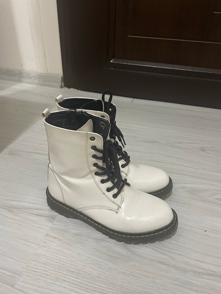 Beyaz Bağcıklı  Kadın Bot - Görsel 2