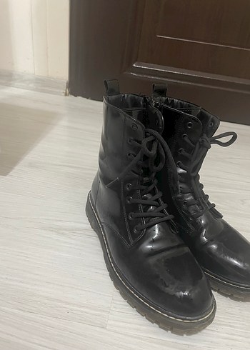 Siyah Rugan Bağcıklı Topuklu Bot - Görsel 2