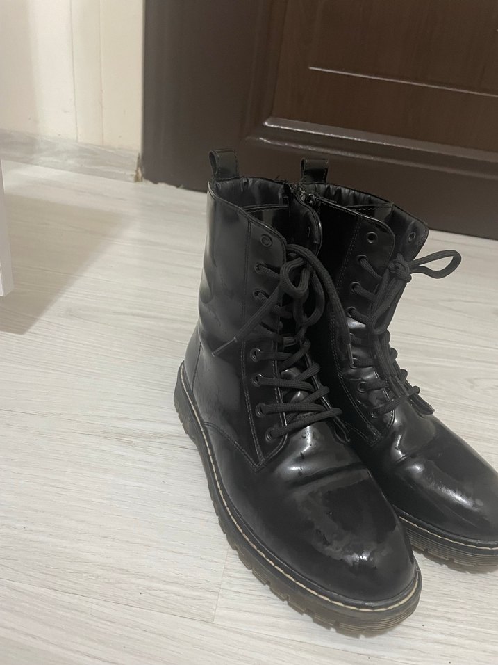 Siyah Rugan Bağcıklı Topuklu Bot - Görsel 2