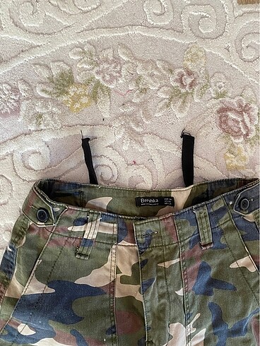 Bershka kamuflaj desen pantolon