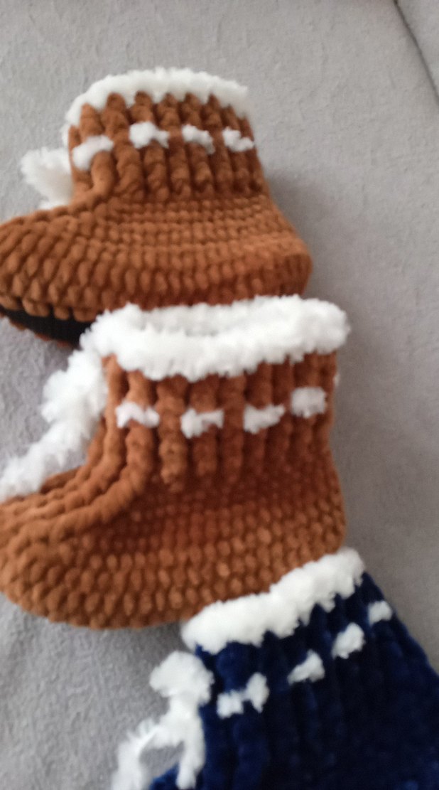 Kahverengi Nakışlı Erkek Bebek Örgü Patik - Görsel 3