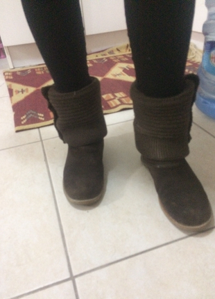 37 Beden kahverengi Renk Ugg. Biraz eskidi ama kullanışlı