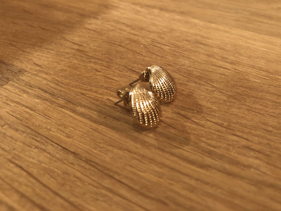 Asos Retro altın renkli deniz kabuğu şeklinde ufak küpe