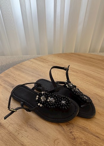 Boncuk İşlemeli Siyah Dolgu Topuklu Kadın Sandalet - Görsel 3