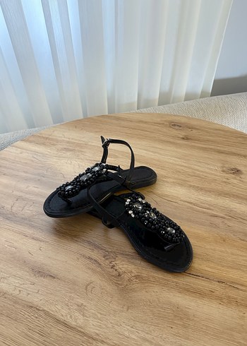 Boncuk İşlemeli Siyah Dolgu Topuklu Kadın Sandalet - Görsel 2