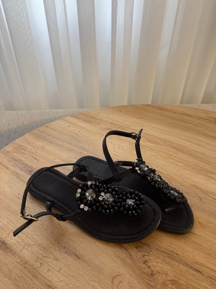 Boncuk İşlemeli Siyah Dolgu Topuklu Kadın Sandalet - Görsel 3