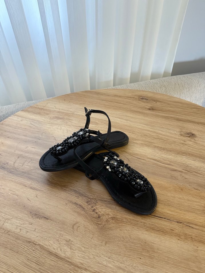 Boncuk İşlemeli Siyah Dolgu Topuklu Kadın Sandalet - Görsel 2