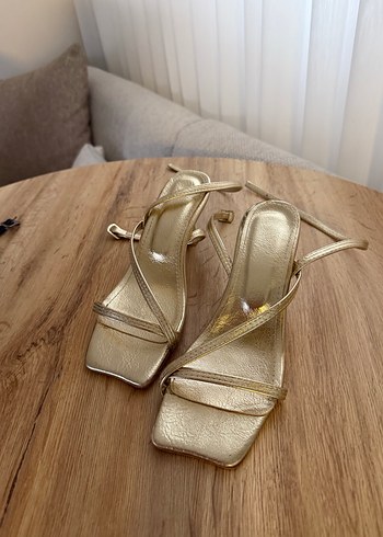 Altın Renkli İnce Topuklu Kadın Abiye Ayakkabı - Görsel 2