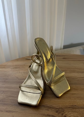 Altın Renkli İnce Topuklu Kadın Abiye Ayakkabı - Görsel 3