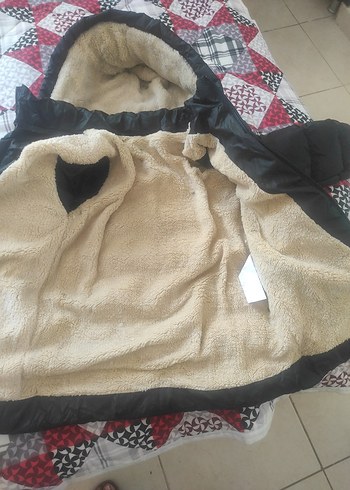 7 Yaş Beden Siyah Çocuk Kapüşonlu mont.