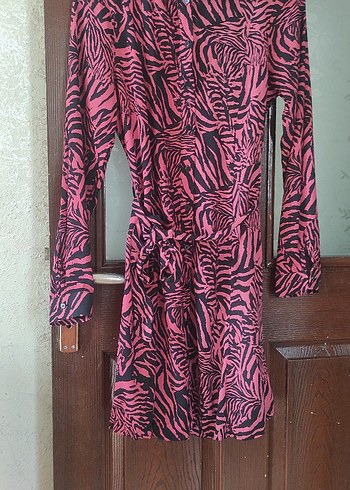 LC Waikiki Pembe Zebra Desenli Uzun Kollu gömlek elbise