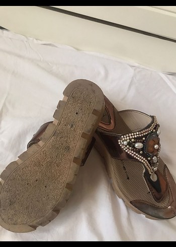 Boncuk İşlemeli Kahverengi Dolgu Topuk Terlik - Görsel 3