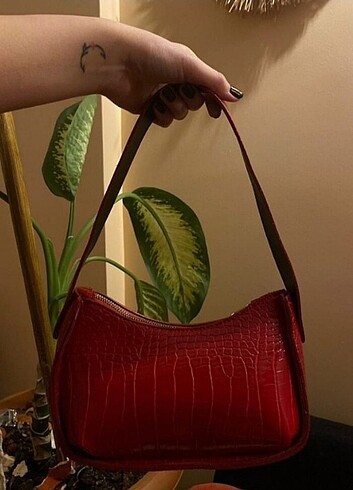 Kırmızı desenli baget çanta 