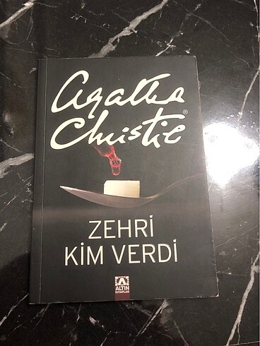 Agatha Christie zehri kim verdi