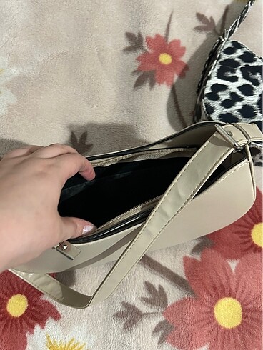 Bershka Leoparlı ve krem rengi baget çanta