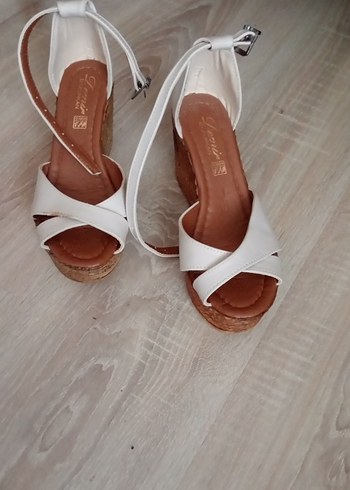 Beyaz Deri Dolgu Topuklu Kadın Sandalet - Görsel 4