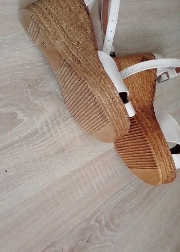 Beyaz Deri Dolgu Topuklu Kadın Sandalet - Görsel 3