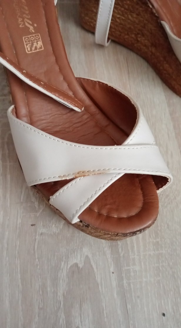 Beyaz Deri Dolgu Topuklu Kadın Sandalet - Görsel 2