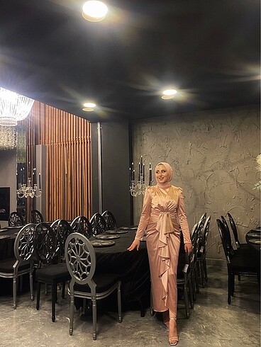 Pembe saten elbise