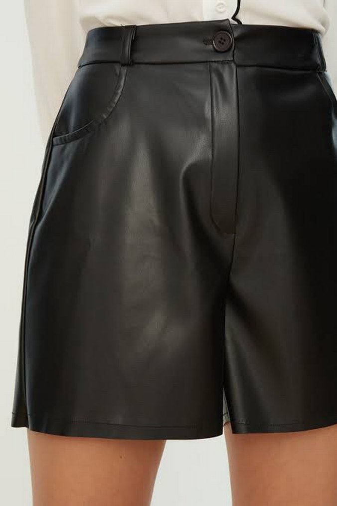 Kadın Siyah Deri Mini Şort - Görsel 2