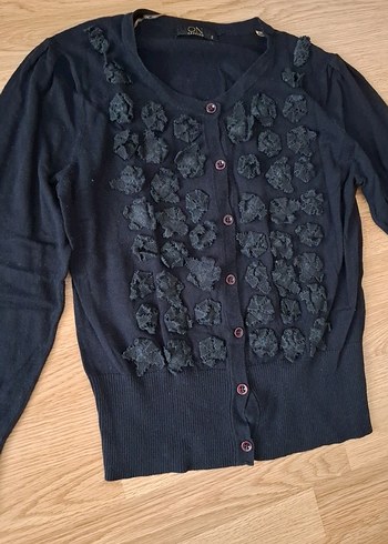 Nakışlı Siyah Düğmeli Kadın Hırka - Görsel 2