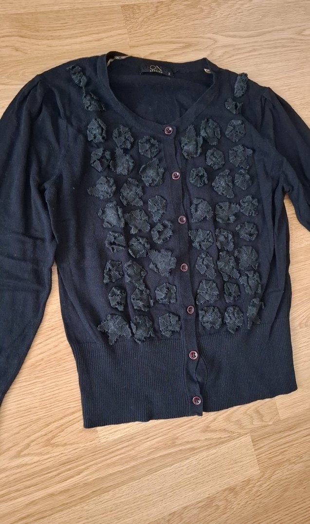 Nakışlı Siyah Düğmeli Kadın Hırka - Görsel 2