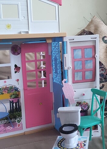 Barbie bebek evi 2 sandalye ve klozet hediyeli
