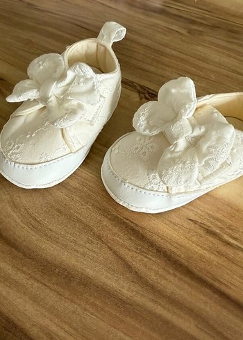 LC Waikiki Nakışlı Dantel Detaylı Kız Bebek İlk Adım Ayakkabısı