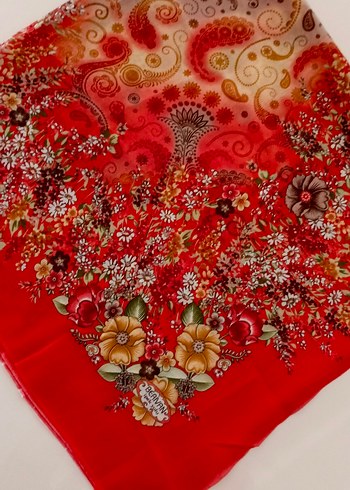 Kırmızı Çiçek Desenli İpek Fular - Görsel 2