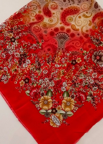 Kırmızı Çiçek Desenli İpek Fular - Görsel 4