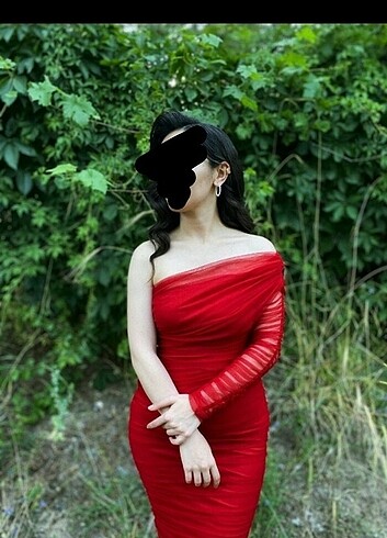 Kırmızı tül elbise