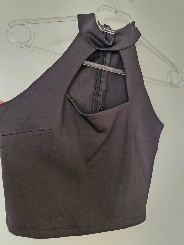 Yüksek Yakalı Siyah Crop Top - Görsel 4